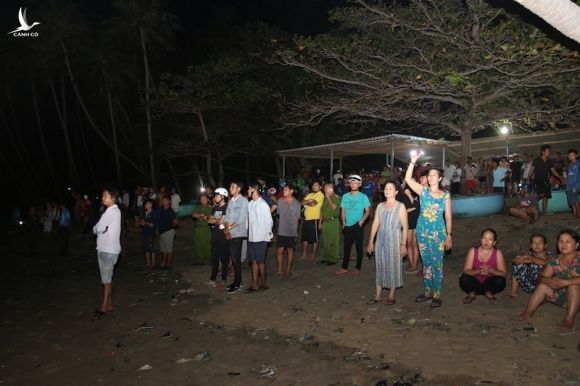 4 nam sinh bị sóng nhấn chìm ở Mũi Né, hàng chục người chạy dọc biển tìm kiếm 4 nam sinh bị sóng nhấn chìm ở Mũi Né, hàng chục người chạy dọc biển tìm kiếm