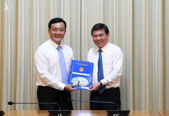 Chủ tịch UBND TP Nguyễn Thành Phong trao quyết định cho ông Hà Phước Thắng 