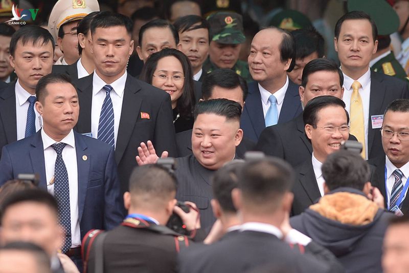 Nhà lãnh đạo Triều Tiên Kim Jong-un được chào đón tại ga Đồng Đăng, Lạng Sơn sáng 26/2 (Ảnh: PV/VOV.VN) 