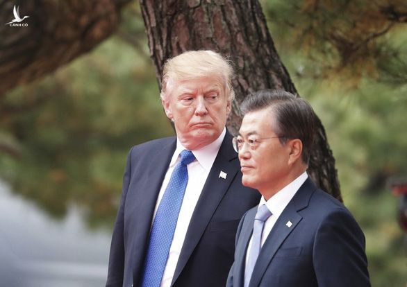 Tổng thống Mỹ Donald Trump (trái) và lãnh đạo Hàn Quốc Moon Jae In trong một cuộc gặp tại Nhà Xanh ở Seoul, Hàn Quốc hồi tháng 11-2017 - Ảnh: AP