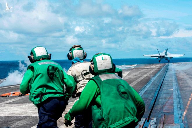 Chiến đấu cơ cất cánh từ tàu sân bay USS Ronald Reagan ở Biển Đông 