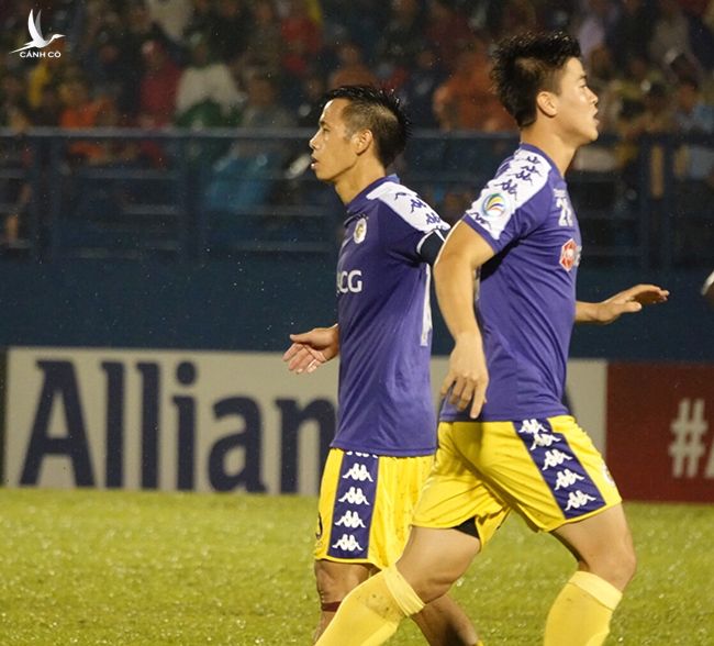 Vì quá tải, Duy Mạnh đã không thể xuất trận từ đầu dù hàng thủ của CLB Hà Nội đang khá mong manh ở V-League, vì quá tải như lời HLV Chu Đình Nghiêm cho biết 