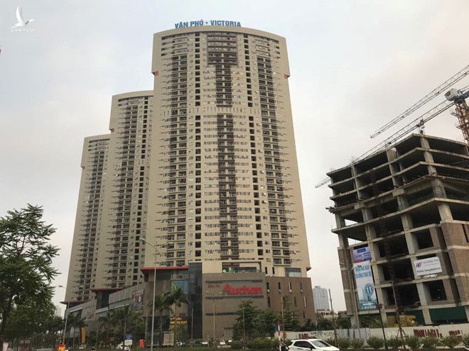Cư dân chung cư Văn Phú Victoria ở quận Hà Đông phải căng băng rôn phản đối Ban quản trị trước đó do chính mình bầu ra.