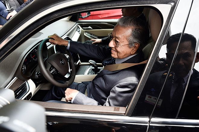 Dù đã bước sang tuổi 94 nhưng Thủ tướng Malaysia vẫn cảm thấy tiếc nuối vì chỉ chạy được hơn 100 km/giờ do điều kiện khách quan không cho phép 