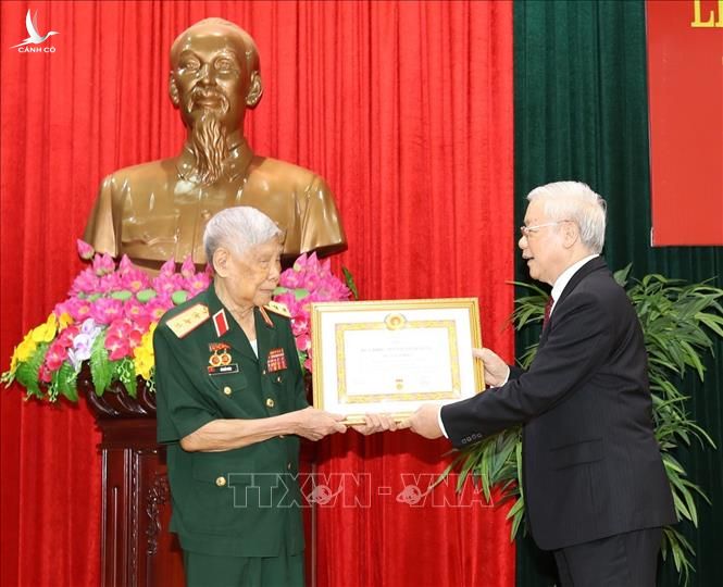 Tổng Bí thư, Chủ tịch nước Nguyễn Phú Trọng, Bí thư Quân ủy Trung ương trao Huy hiệu 70 năm tuổi Đảng tặng đồng chí Lê Khả Phiêu. 