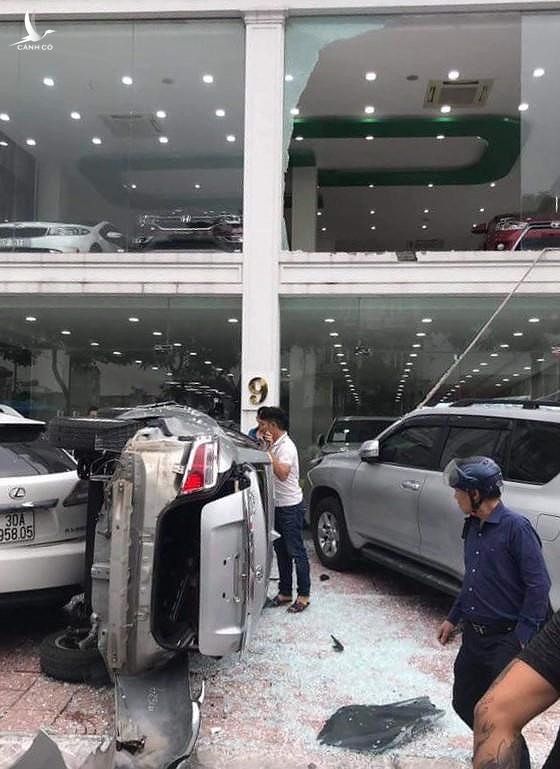 Nhân viên showroom lái ôtô lao từ tầng 2 xuống đất - ảnh 1