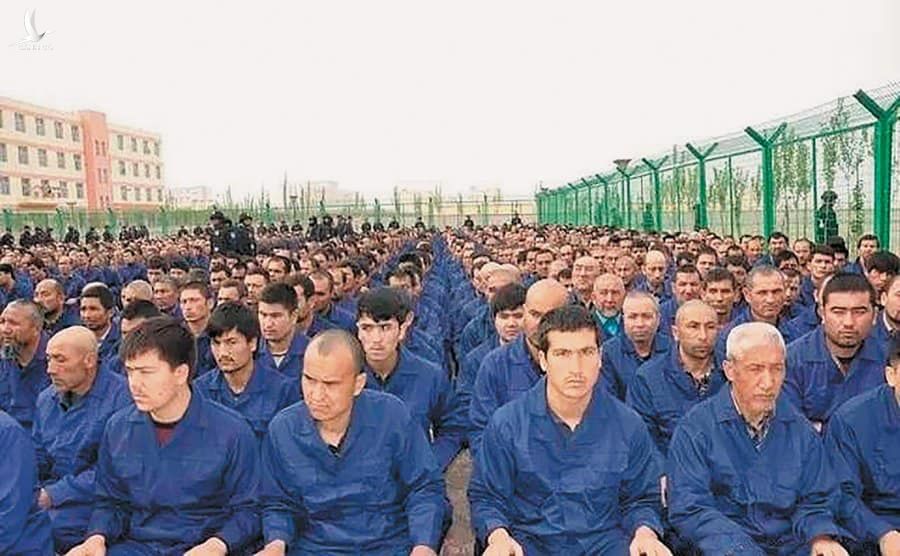 Hàng triệu người thuộc sắc dân Uighur và những người Hồi giáo khác đã bị câu lưu trong những nơi mà Trung Quốc mô tả là “trung tâm bồi huấn giáo dục và kĩ năng chức nghiệp” 