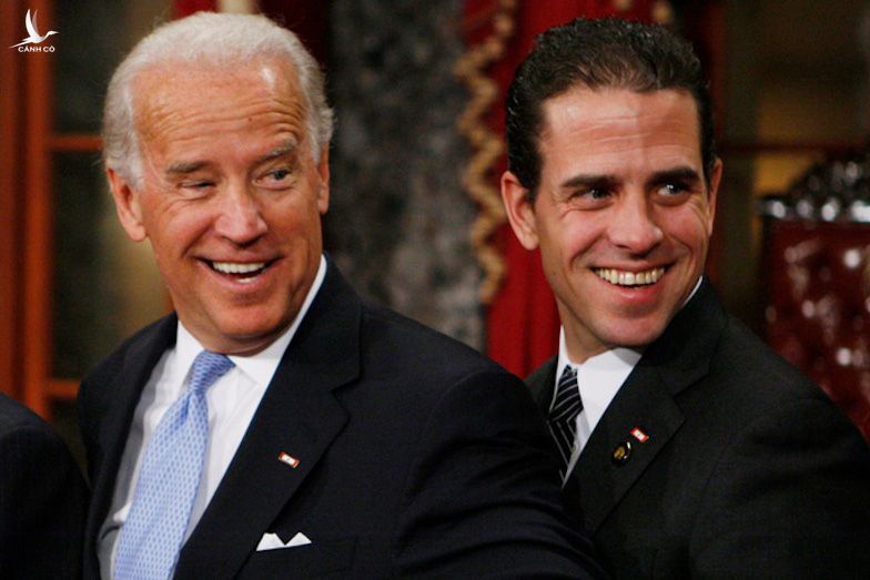 Ông Biden và con trai Hunter. Ảnh: AP 