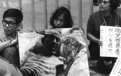 Thành viên Hội những người bệnh Minamata phản đối công ty gây ô nhiễm vùng biển lên Bộ Y tế Nhật Bản. Ảnh chụp ngày 25/5/1970 và được đăng trên báo Mainichi 