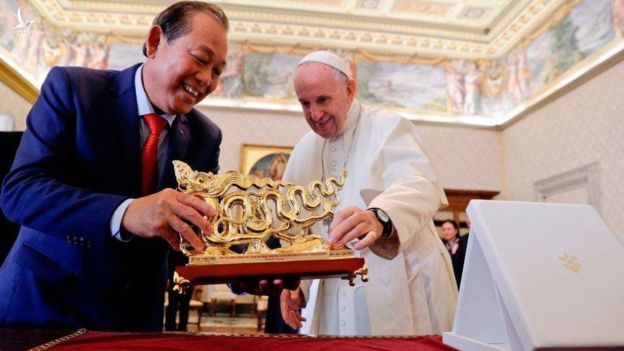 Phó thủ tướng Trương Hòa Bình tặng quà cho Giáo Hoàng Francis trong chuyến thăm Vatican hồi 10/2018 