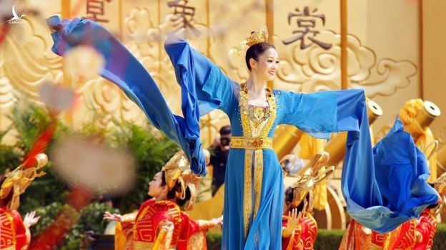 Ca múa ở tỉnh Hà Nam trong lễ thờ cúng Hoàng Đế (Yellow Emperor) của thần thoại Trung Quốc mà sau người ta coi là tổ tiên của Hán tộc 