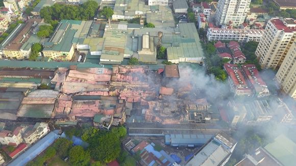 Bộ TN-MT sẽ báo cáo lên Thủ tướng Chính phủ về ô nhiễm môi trường vụ cháy nhà kho công ty Rạng Đông /// Ảnh Lê Quân 