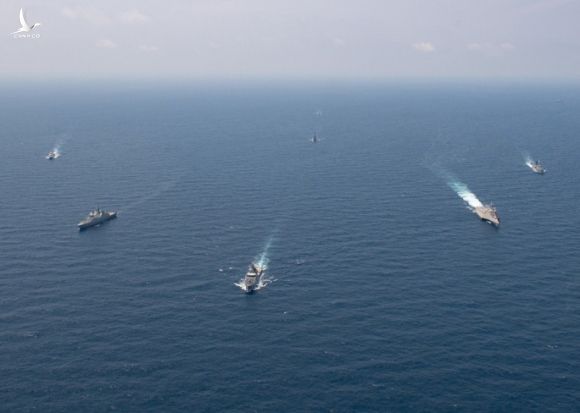 Cận cảnh đặc nhiệm hải quân ASEAN-Mỹ diễn tập truy bắt nghi phạm trên tàu - Ảnh 1.