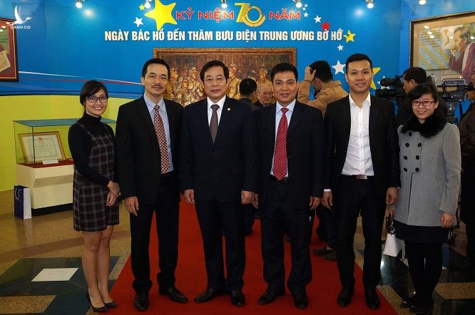 Ông Nguyễn Bắc Son chụp ảnh lưu niệm cùng ông Nguyễn Mạnh Hùng - Phó Tổng giám đốc và CBCNV MobiFone