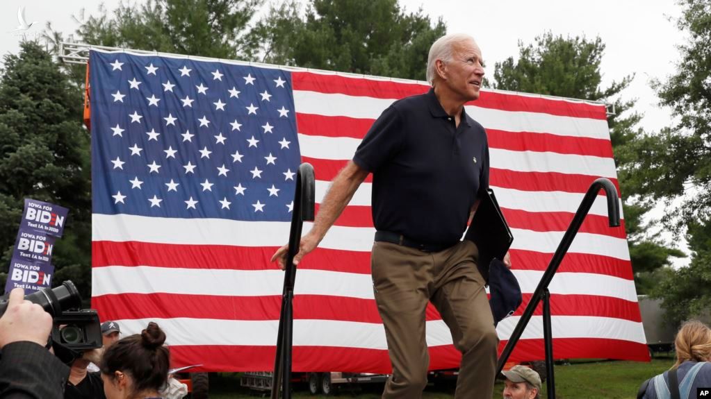 Cựu Phó Tổng thống Mỹ Joe Biden, ứng cử viên tổng thống Đảng Dân chủ, bước lên sân khấu phát biểu tại một sự kiện vận động tranh cử ở bang Iowa, ngày 21 tháng 9, 2019. 