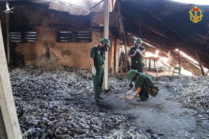 Lấy mẫu bóng đèn vỡ sau vụ cháy tại nhà máy Rạng Đông để kiểm tra - Ảnh: Binh chủng Hóa học 