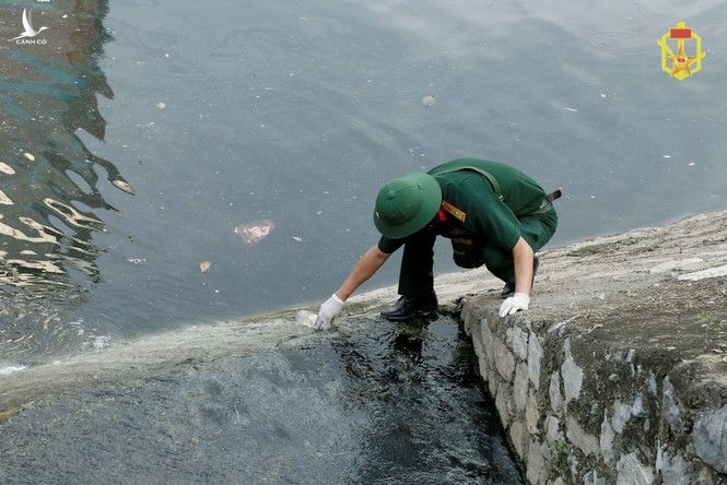 Lấy mẫu bóng đèn vỡ sau vụ cháy tại nhà máy Rạng Đông để kiểm tra - Ảnh: Binh chủng Hóa học 