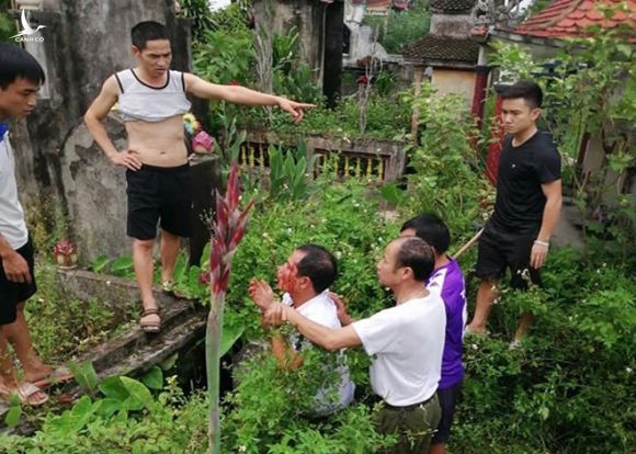 Người đàn ông bị người dân truy đuổi tại nghĩa trang thôn Cổ Trai /// Ảnh: Nguyễn Trang