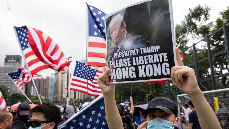 Người biểu tình Hong Kong mang cờ Mỹ, kêu gọi TT Trump "giải phóng Hong Kong"