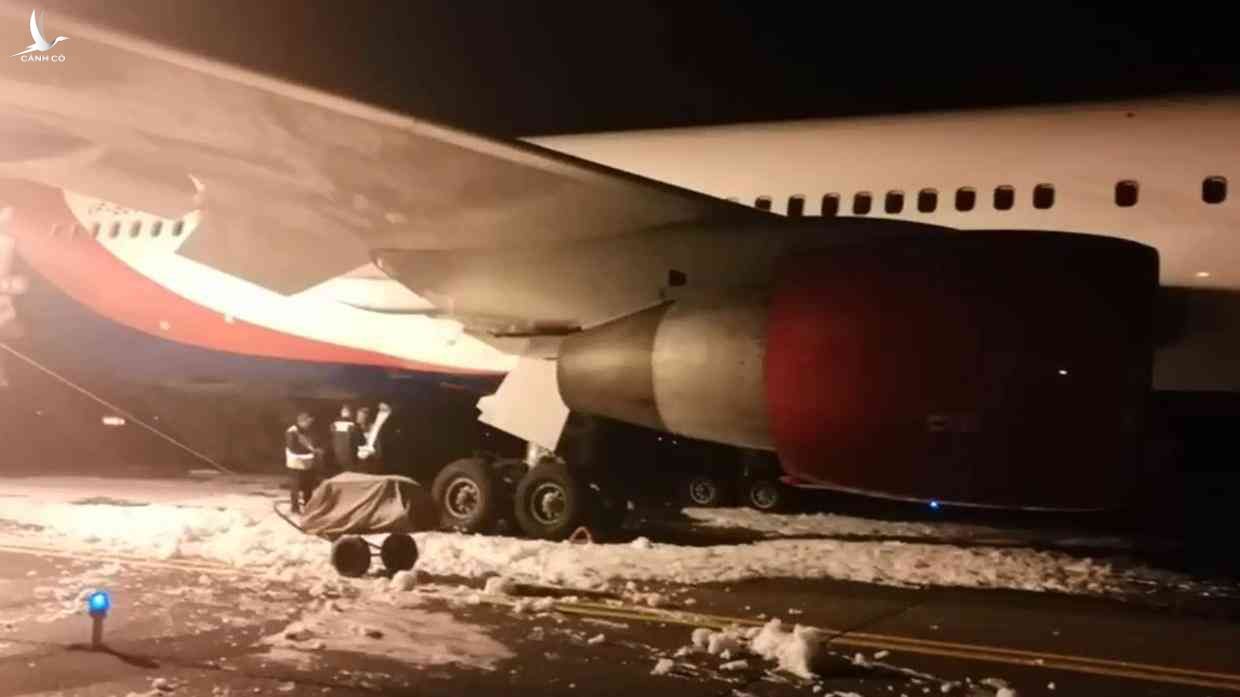 Máy bay của Nga hạ cánh bị cháy càng (Ảnh: RT) 