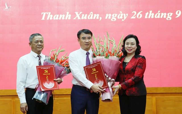 Phó Bí thư Thường Trực Thành ủy Ngô Thị Thanh Hằng trao quyết định cho đồng chí Nguyễn Xuân Lưu 