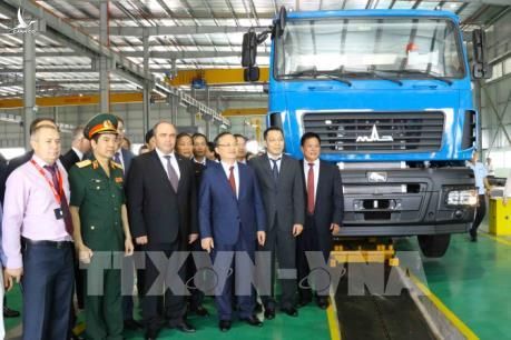 Các đại biểu đi thăm quy trình sản xuất ô tô trong Nhà máy Sản xuất và lắp ráp ô tô MAZ ASIA. Ảnh: Đinh Tuấn - TTXVN 