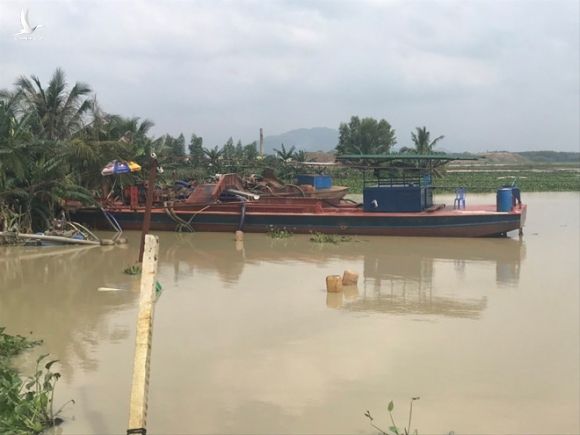 Bình Thuận: 40 tàu hút cát trái phép trên hồ Biển Lạc bị niêm phong, thu giữ - ảnh 1