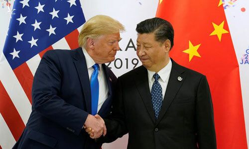 Trump (trái) bắt tay Tập Cận Bình khi gặp nhau bên lề hội nghị G20 ở Nhật cuối tháng 6. Ảnh: Reuters.