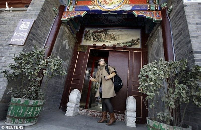 Zhuang Jing đang kiểm tra một khách sạn kiểu truyền thống ở Bắc Kinh. 