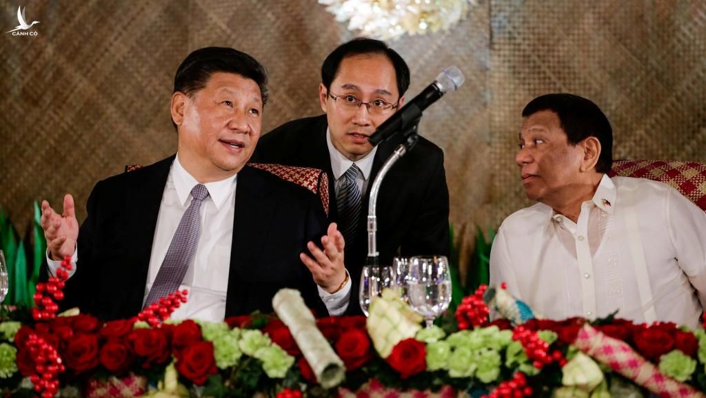Chủ tịch Trung Quốc Tập Cận Bình (T) và tổng thống Philippines Rodrigo Duterte (P) trong buổi tiệc tối ở dinh tổng thống Malacanang, Manila, 20/11/2018.