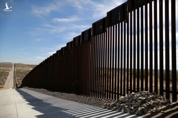 Bộ Quốc phòng Mỹ rút tiền xây trường, nhà trẻ mang xây tường biên giới - Ảnh 1.