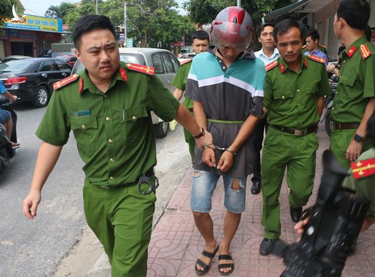 Các nghi phạm bị bắt giữ khi đang lưu trú tại một khách sạn ở TP.Vinh, gồm: Yang Chang Cai (33 tuổi), Denh Cong Cong (29 tuổi) và Lian Yu (34 tuổi, đều ngụ tỉnh Giang Tây, Trung Quốc)