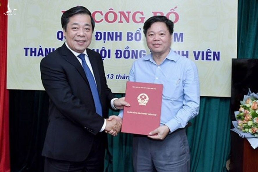 Phó Thống đốc Nguyễn Kim Anh trao Quyết định bổ nhiệm cho ông Nguyễn Văn Toản. 