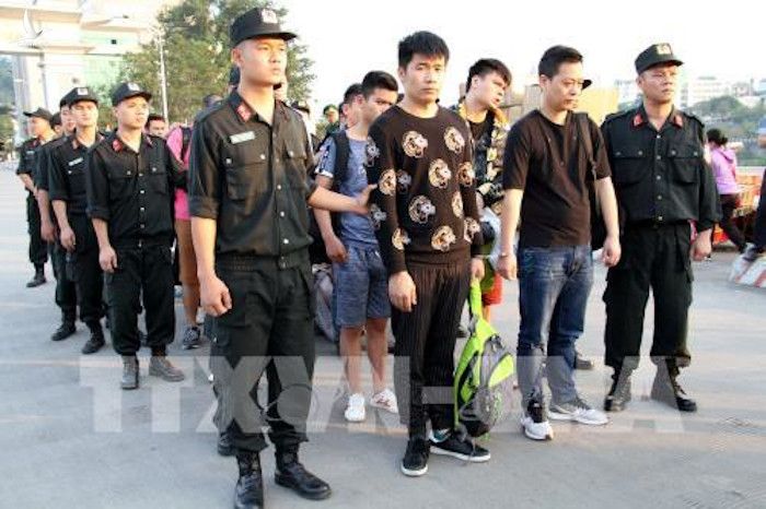 Phòng cảnh sát hình sự Công an tỉnh Lào Cai đã tiến hành kiểm tra và bắt giữ được nhóm đối tượng gồm 10 người Trung Quốc (2 nữ, 8 nam ) đang có dấu hiệu lừa đảo, chiếm đoạt tài sản trên địa bàn phường Bắc Cường, thành phố Lào Cai.