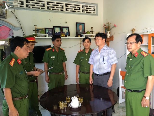 Cơ quan điều tra tống đạt quyết định khởi tố bị can, lệnh bắt tạm giam ông Trần Trường Sơn, Phó Chủ tịch UBND TP Trà Vinh.