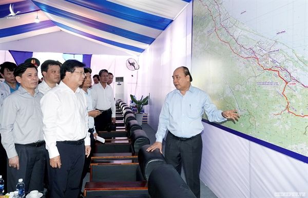 Thủ tướng Nguyễn Xuân Phúc làm việc tại buổi phát lệnh khởi công xây dựng dự án tuyến cao tốc Cam Lộ-La Sơn