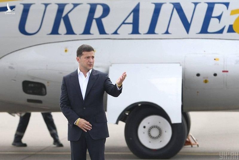 Ông Volodymyr Zelensky ra sân bay đón các tù nhân người Ukraine trở về - ảnh UNIAN. 