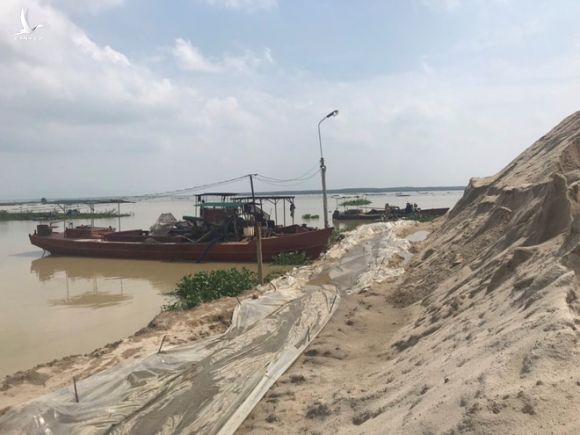 Bình Thuận: 40 tàu hút cát trái phép trên hồ Biển Lạc bị niêm phong, thu giữ - ảnh 2