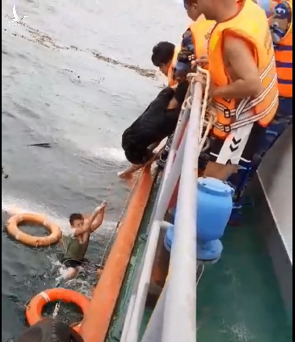 Đối diện tử thần 25 giờ trên biển: Ngư dân hét đến xé họng khi thấy tàu - ảnh 2
