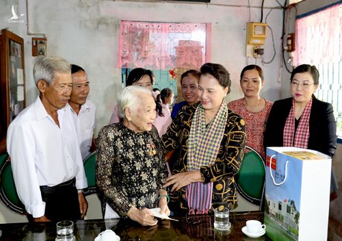 Chủ tịch QH Nguyễn Thị Kim Ngân đổ bánh xèo đãi bà con Đồng Tháp