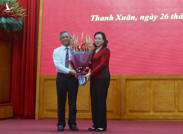 Phó Bí thư Thường Trực Thành ủy Ngô Thị Thanh Hằng trao quyết định và tặng hoa đồng chí Vũ Cao Minh 