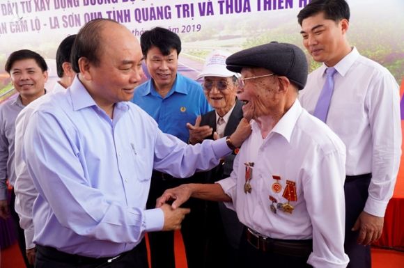 Thủ tướng Nguyễn Xuân Phúc bấm nút khởi công cao tốc Cam Lộ - La Sơn - ảnh 3