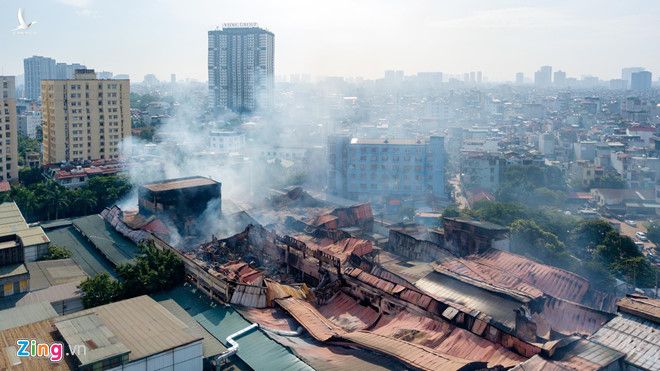 Khu nhà xưởng bị cháy rộng gần 2 ha nằm trong khu dân cư đông đúc. Ảnh: Việt Linh. 