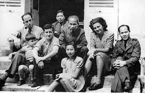 Chủ tịch Hồ Chí Minh chụp ảnh chung với gia đình ông bà Raymond Aubrac (7/1946). Ảnh tư liệu 