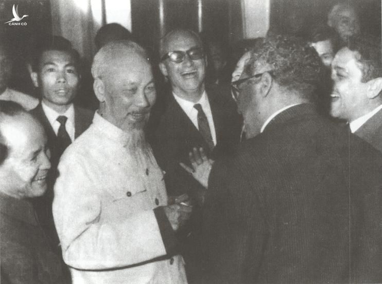 Chủ tịch Hồ Chí Minh nói chuyện với đại biểu các nước sang dự Hội nghị quốc tế đoàn kết với nhân dân Việt Nam chống đế quốc Mỹ bảo vệ hòa bình, họp tại Hà Nội, tháng 11/1964. Ảnh tư liệu 