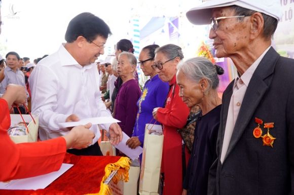 Thủ tướng Nguyễn Xuân Phúc bấm nút khởi công cao tốc Cam Lộ - La Sơn - ảnh 4