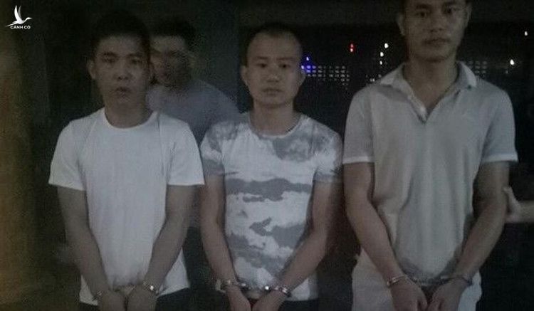 bắt tạm giam đối với 3 đối tượng người Trung Quốc để điều tra về hành vi Trộm cắp tài sản, gồm: Liêu Chí Ba (SN 1988), Vi Kim Luyện (SN 1982) và Vi Chí Hằng (SN 1988).