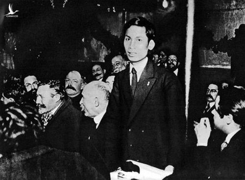 Nguyễn Ái Quốc tại Đại hội toàn quốc Đảng Xã hội Pháp ở thành phố Tua (nước Pháp), tháng 12/1920. Ảnh tư liệu 