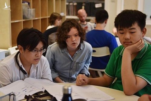 Chuyên viên tư vấn Mackenzie Bell (giữa) với các học viên tại Elite Scholars China, cơ sở tại Trung Quốc cung cấp dịch vụ tư vấn tuyển sinh vào các trường đại học nước ngoài.