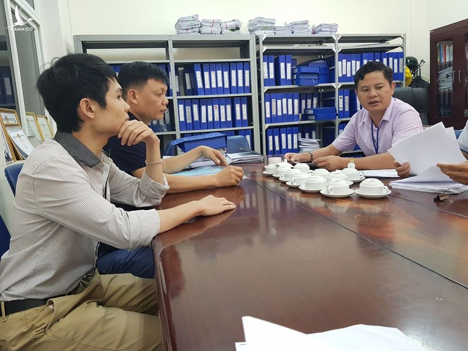 Ông Nguyễn Xuân Dũng (áo đen) Phó giám đốc Trung tâm Phát triển quỹ đất quận Hải An và các ban ngành quận Hải An làm việc với phóng viên
